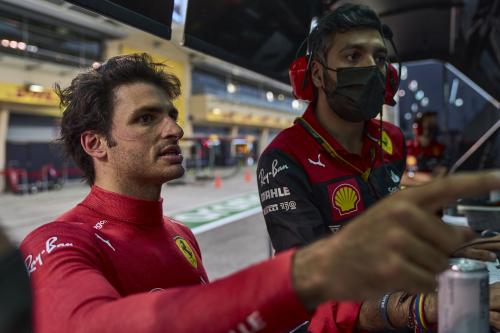 O Carlos Sainz της Ferrari στις χειμερινές δοκιμές εξέλιξης του Μπαχρέιν