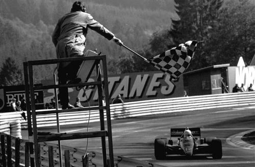 Καρό σημαία για τον Ayrton Senna, με τη Lotus, στο GP Βελγίου του 1985