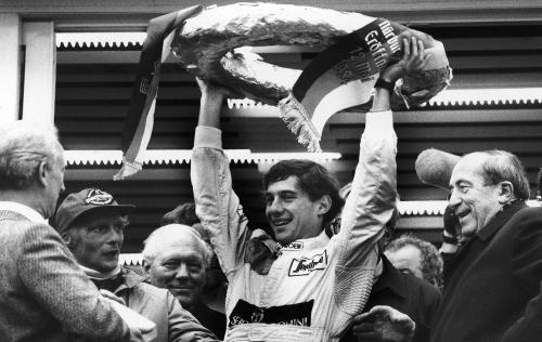Ο Ayrton Senna στη Γερμανία το 1984, στην πρώτη του σεζόν στη F1. Αριστερά ο Niki Lauda, στην τελευταία του χρονιά στο σπορ.