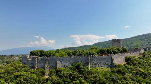 Η Πιο Εντυπωσιακή Σιδηροδρομική Σήραγγα Της Ελλάδας -Πού Βρίσκεται, Γιατί Είναι Μοναδική (Βίντεο) 1 Sidirodromiki%20Siragga%20Platamona%20%2821%29%20%281%29%20%281%29