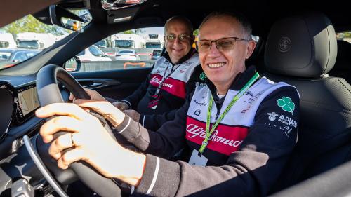 Ο Carlos Tavares οδηγεί μια Alfa Romeo Tonale στο πλαίσιο του GP της Emilia Romagna 2022, με συνοδηγό το διευθύνοντα σύμβουλο της Alfa Romeo, Jean-Philippe Imparato.