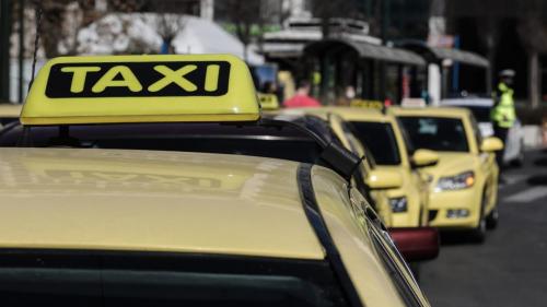 Ηλεκτρικά όλα τα νέα ταξί σε Αθήνα και Θεσσαλονίκη από το 2026