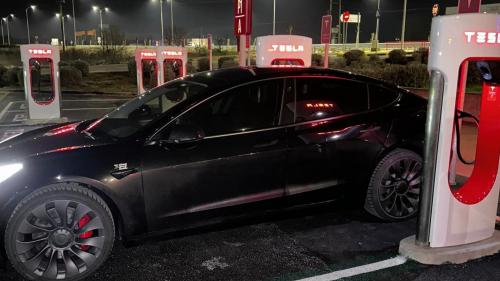 Tesla φορτιστές στη Λάρισα