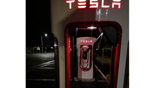 Tesla φορτιστές στη Λάρισα