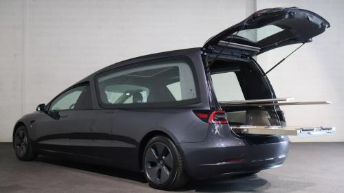 Tesla σε νεκροφόρα