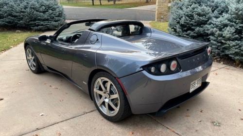 tesla roadster akrivo