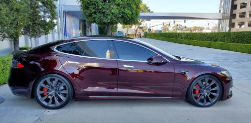 Το Tesla Model S στο νέο μωβ χρωματισμό Deep Crimson Multiocoat