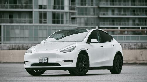 Κεντρική φωτό & πάνω: H τρέχουσα γενιά του Tesla Model Y