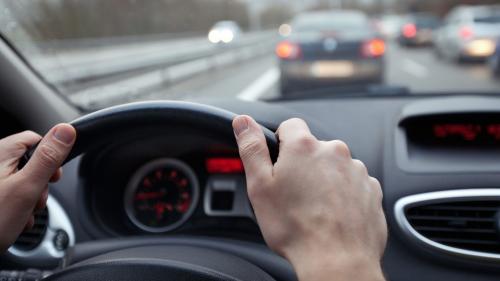 γιατί το τιμόνι βρίσκεται αριστερά