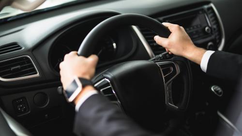 Πώς κρατάω σωστά το τιμόνι του αυτοκινήτου 2022