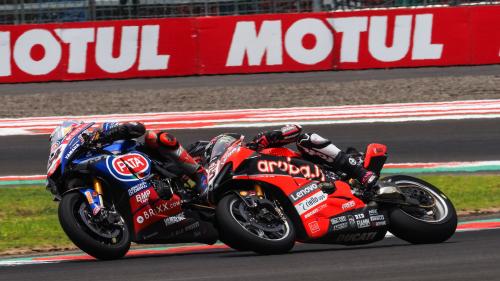 O Razgatlıoglu (αριστερά) σε μονομαχία με τον Scott Redding στον τελευταίο αγώνα της χρονιάς