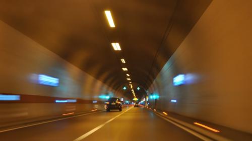 οδήγηση σε τούνελ