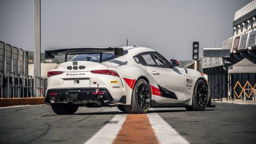 H Toyota Supra GRNM μπορεί να αντλήσει τη σχεδιαστική της έμπνευση από την αγωνιστική Supra GT4 (κεντρική φωτό & πάνω)