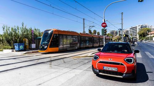 Το MINI Aceman ταξιδεύει σε όλη την Αθήνα -Πού θα συναντήσετε την ...