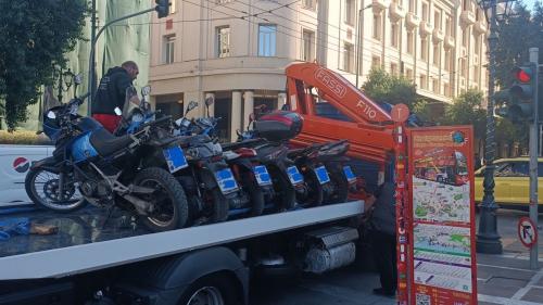 απομάκρυνση δίκυκλων στην Αθήνα με γερανό