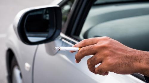 τσιγάρο κάπνισμα και αυτοκίνητο
