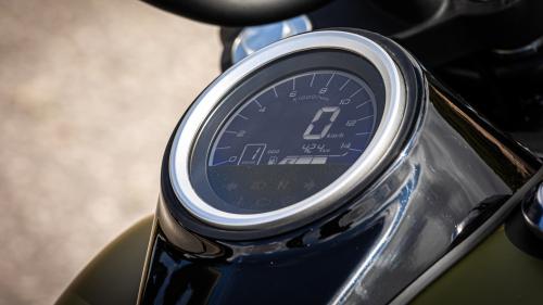 Επάνω στο μεγάλο ρεζερβουάρ βρίσκεται ο ψηφιακός LCD πίνακας πληροφοριών της Renegade Commando