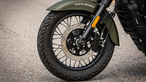 Με τη χρήση του ποδόφρενου ενεργοποιείται το συνδυασμένο σύστημα πέδησης που επενεργεί και στους δύο τροχούς και προσφέρει μικρές αποστάσεις ακινητοποίησης