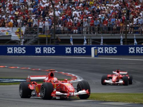 Οι Michael Schumacher και Rubens Barrichello της Ferrari στη βαρετή παρέλασή τους προς το 1-2
