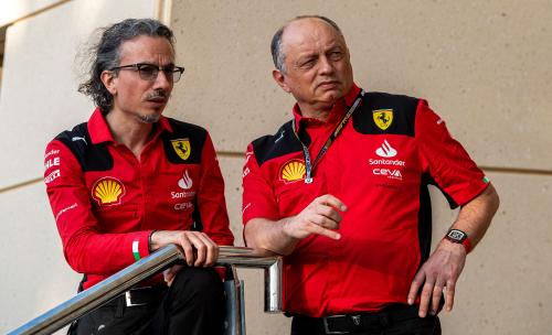 Ο διευθυντής της Scuderia Ferrari Fred Vasseur (δεξιά), μαζί με τον αγωνιστικό διευθυντή Laurent Mekies