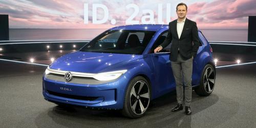 Ο CEO της Volkswagen Thomas Schafer με το πρωτότυπο VW ID.2All
