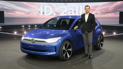 O διευθύνων σύμβουλος της VW, Thomas Schafer, με το πρωτότυπο ID.2all