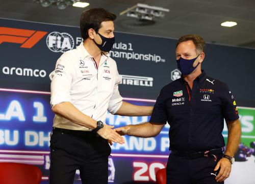 O Wolff (αριστερά) με τον διευθυντή της red Bull Racing, Christian Horner, στο ξεκίνημα του τριημέρου του GP Abu Dhabi του 2021 που έμελλε να αναδείξει πρωταθλητή τον Max Verstappen