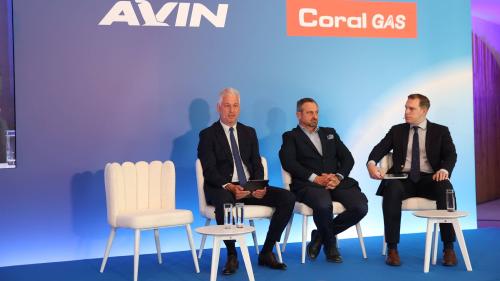 Ο CEO της Hydroen Europe, Γιώργος Χατζημαρκάκης (στη μέση) και ο Διευθυντής Ευρωπαϊκών Υποθέσεων του Ομίλου Motor Oil, Κωνσταντίνος Χατζηφώτης (αριστερά)