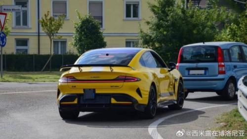 Το Xiaomi SU7 Ultra στο Maranello. Η φωτογραφία αναρτήθηκε στην κινεζική πλατφόρμα Weibo.