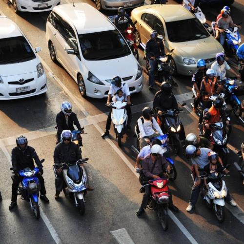 Μηχανάκια μπροστά στο φανάρι