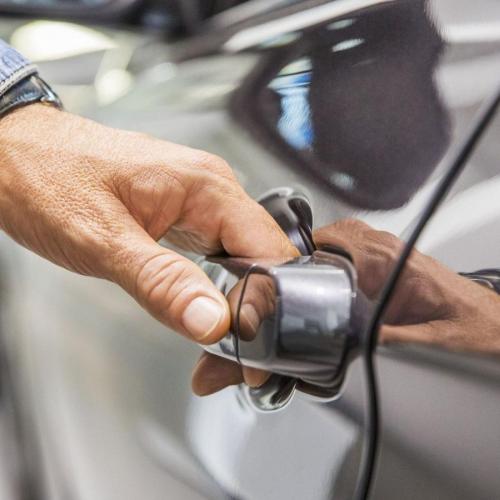 Νεκρή μπαταρία; Η κρυφή λειτουργία της χειρολαβής που θα σε σώσει