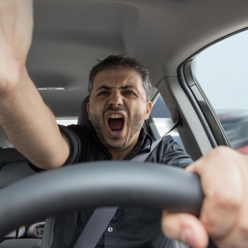 νευριασμένος οδηγός