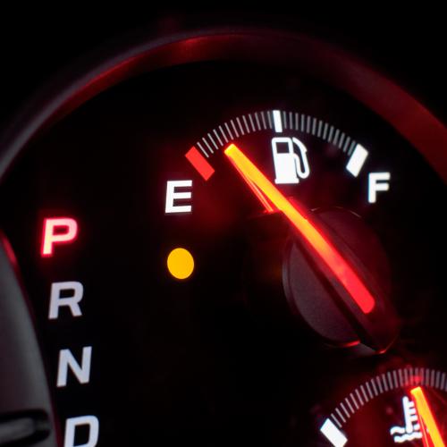 Χαλάει το αυτοκίνητο όταν οδηγώ με αναμμένο λαμπάκι καυσίμου;