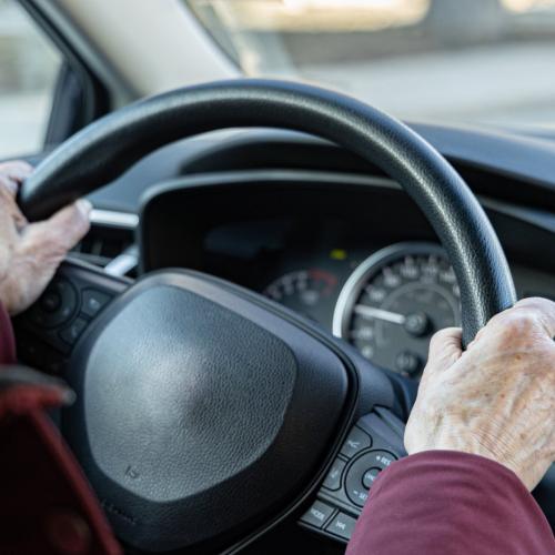 ηλικιωμένη οδηγός