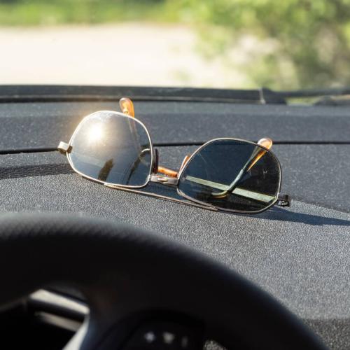 sunglasses-in-car