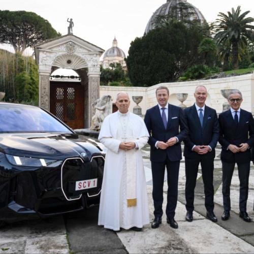 BMW iX xDrive60 Pope 1