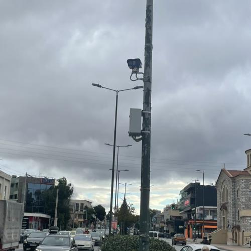 kamera kokkino mesogeion