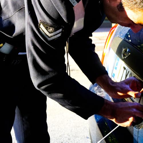 Αφαίρεση πινακίδων κυκλοφορίας από την Τροχαία.