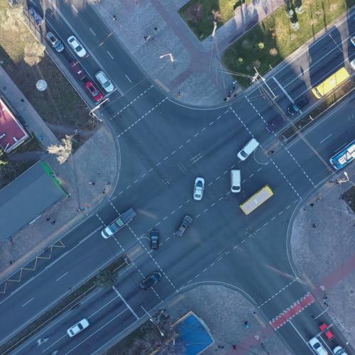 κίνηση οχημάτων σε διασταύρωση 