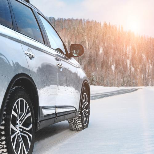 Αυτοκίνητο σε χιόνι 