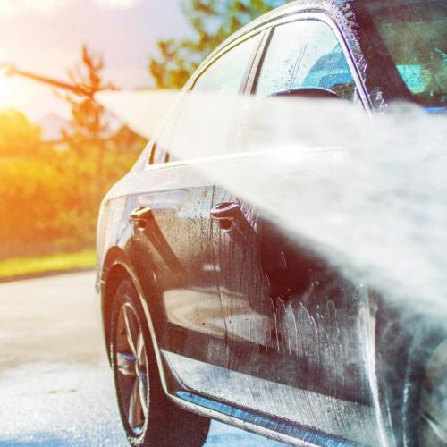 Πλύσιμο αυτοκινήτου στον δρόμο