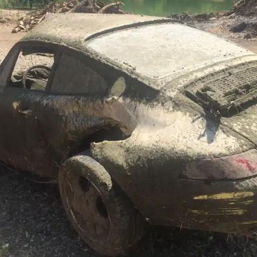 Porsche 911 river