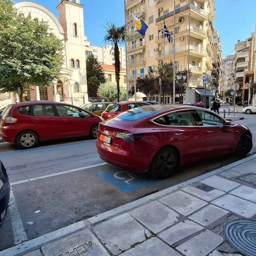Tesla Model Y parkarisma Thessaloniki 2