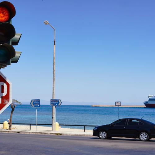 Πινακίδα Stop και φωτεινός σηματοδότης 