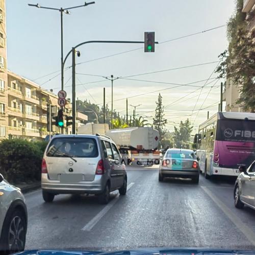 Στροφή βυτιοφόρου στην καρδιά της Αθήνας